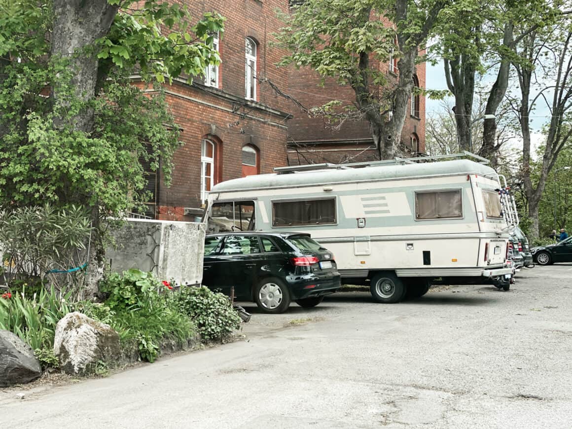 Wohnmobile belegen Parkplätze im öffentlichen Raum - Reisemagazin Bravebird