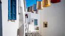 Santorin Alternativen: Blick auf Gassen von Naxos mit weißen Wänden und farbigen Fensterläden