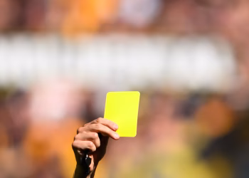 Spieler erleidet Schienbeinbruch – Gericht lehnt Entschädigung ab