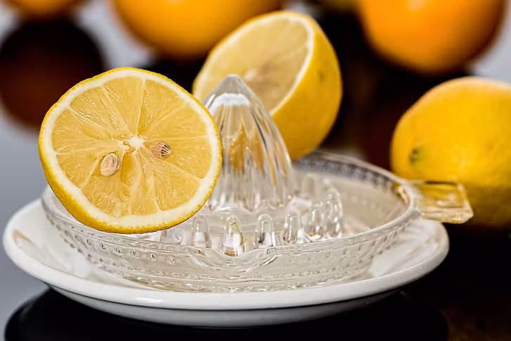 Zitronenwasser kurbelt deine Verdauung an.