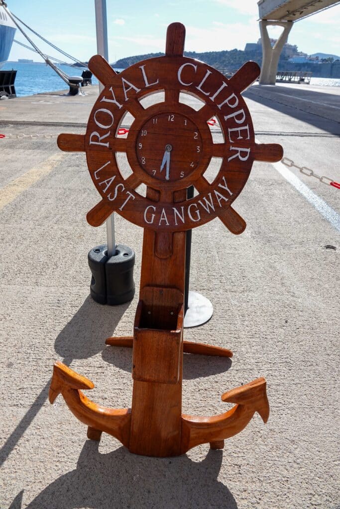 Last Gangway Pier Runner Kreuzfahrtschiff verpasst