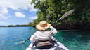 Mit einem Longtailboot wird man auf die unbewohnte Bamboo Island in Thailand gebracht