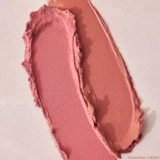 Die beiden Creme-Nuancen der Blushed & Beautiful Multi-Use Sticks aus der „My Core Essentials“-Kollektion von Catrice