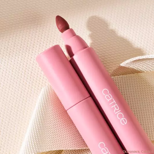Ein Ultra Power Lip Stain aus der „My Core Essentials“-Kollektion von Catrice