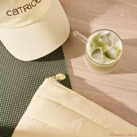 Mood-Bild mit Iced Matcha, Basecap und Beauty Bag in Butter Yellow