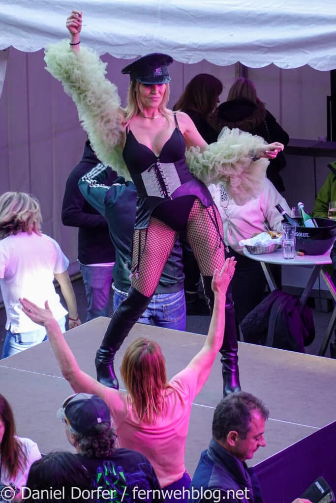 Show-Act mit Tänzerin in Korsett und Polizeimütze während der Ischgl Night im Schlosshotel Ischgl