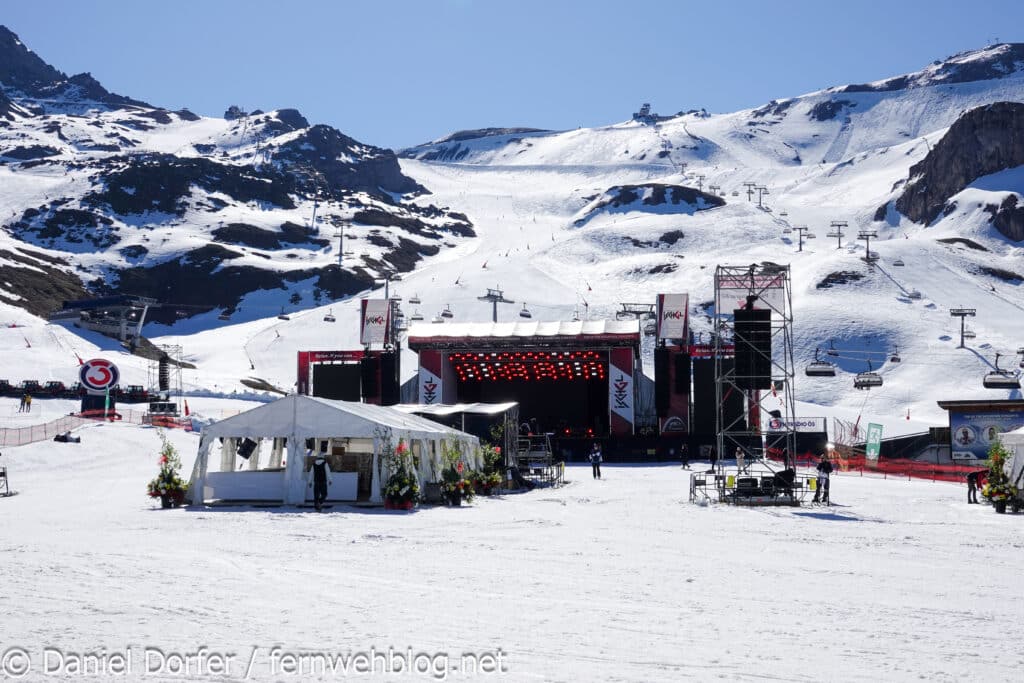 Leere Konzertbühne auf der Idalp mit Bergkulisse vor dem Top of the Mountain Closing Concert 2026 in Ischgl