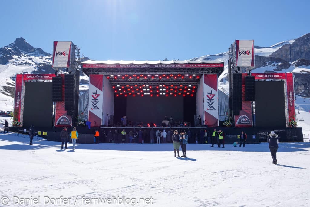 Konzertbühne frontal vor schneebedeckter Bergkulisse auf der Idalp beim Saisonfinale Ischgl 2026