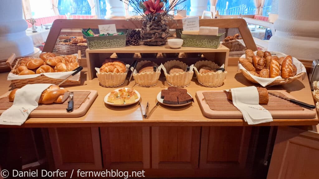 Brotauswahl Frühstücksbüffet Hotel Post Kappl Tirol Österreich