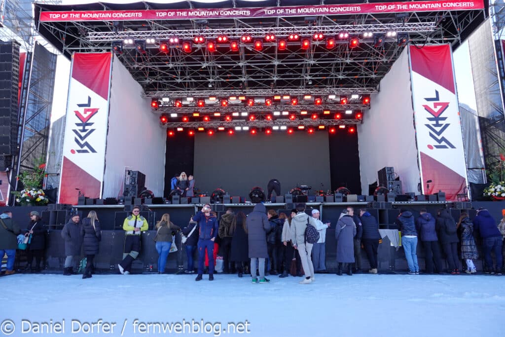 Bühnenaufbau mit Crew und Fans vor dem Top of the Mountain Closing Concert 2026 auf der Idalp in Ischgl