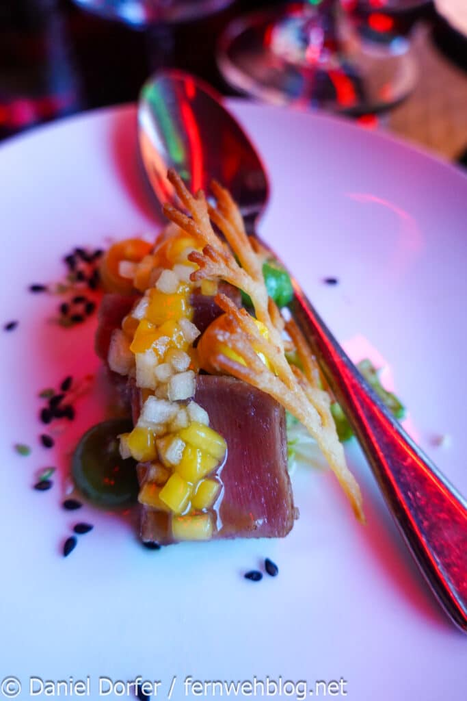 Erster Gang des Flying Gourmet Dinners: Thunfisch mit Avocado, Mango und Kopfsalat in der Schlosslounge des Schlosshotel Ischgl