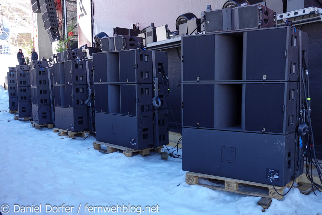 Lautsprecher-Setup von L-Acoustics neben der Konzertbühne im Schnee auf der Idalp beim Saisonfinale Ischgl 2026