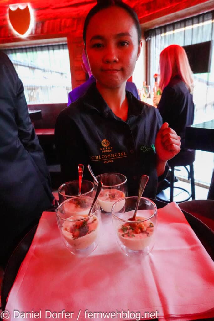 Servicekraft des Schlosshotel Ischgl serviert ein Amuse-Bouche bei der Ischgl Night