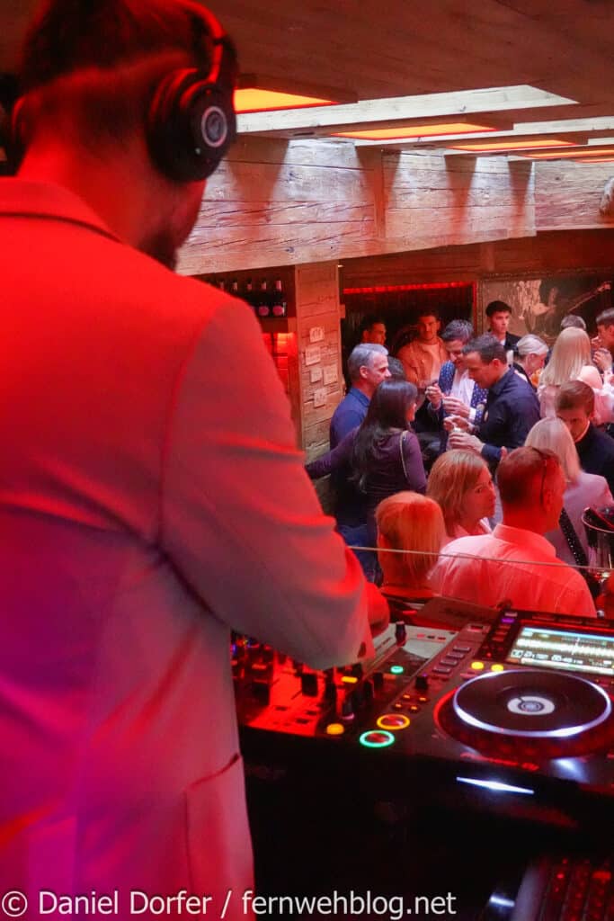 DJ legt während der Ischgl Night in der Schlosslounge des Schlosshotel Ischgl auf