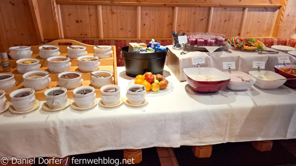 Müsli Joghurt Frühstücksbüffet Hotel Post Kappl Tirol Österreich