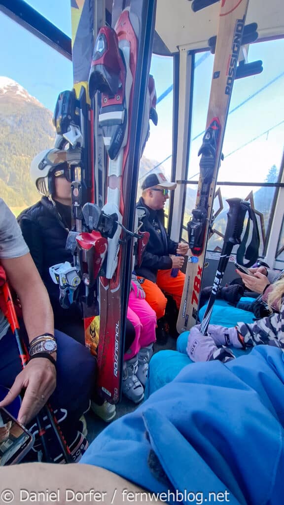Volle Silvrettabahn-Kabine mit Skifahrern und Ausrüstung bei der Auffahrt zur Idalp in Ischgl beim Saisonfinale 2026