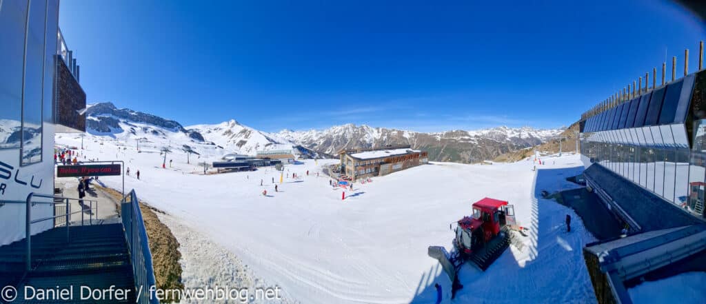 Panorama von der Bergstation Idalp auf 2.320 Metern mit Pisten Pistenraupe und Bergkulisse beim Saisonfinale Ischgl 2026