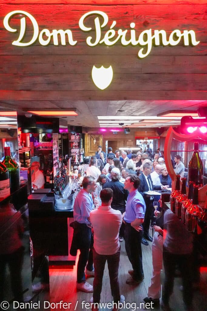 Bar mit Dom-Pérignon-Schriftzug und Gästen während der Ischgl Night in der Schlosslounge des Schlosshotel Ischgl