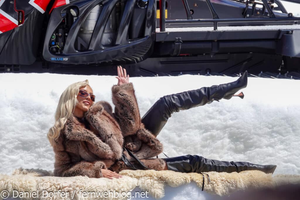 Christina Aguilera winkt im Pelzmantel auf dem Schaffell beim Pic in the Snow auf der Idalp Ischgl 2026