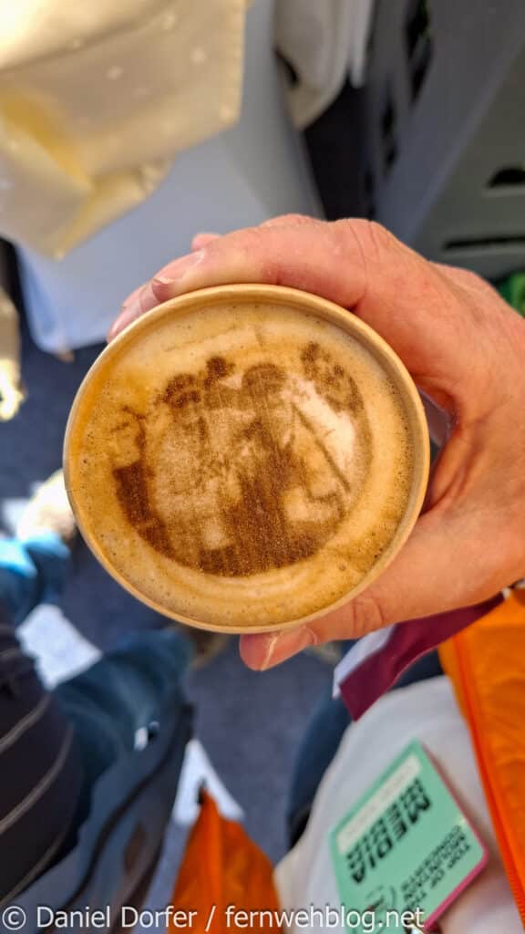 Cappuccino mit Foto-Aufdruck auf dem Schaum im Medienbereich des Top of the Mountain Closing Concerts 2026 in Ischgl