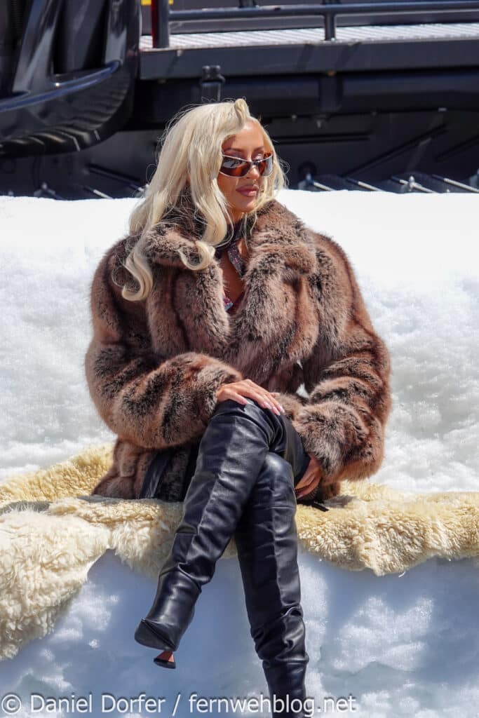 Christina Aguilera Portrait im Pelzmantel sitzend auf Schaffell beim Pic in the Snow Ischgl 2026
