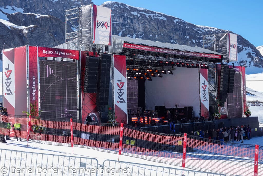 Konzertbühne in Seitenansicht mit ISCHGL-Branding auf der Idalp beim Saisonfinale 2026
