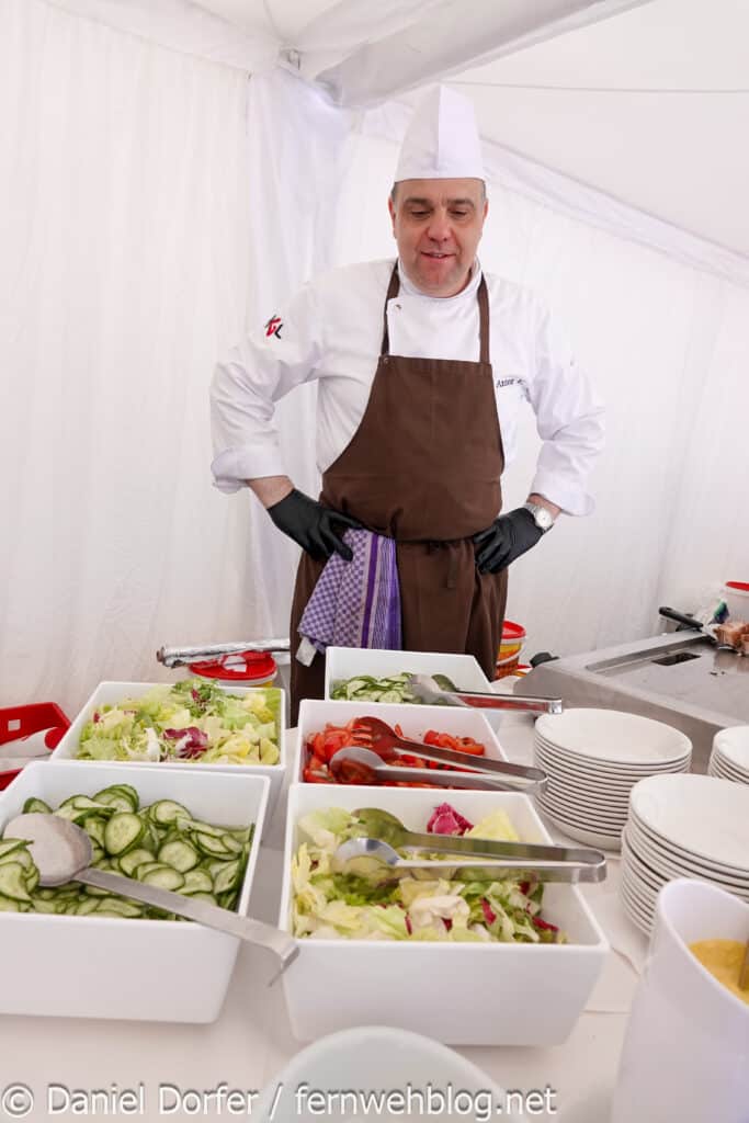 Koch Anton mit Salat- und Vorspeisenbuffet im Medienbereich des Top of the Mountain Closing Concerts 2026
