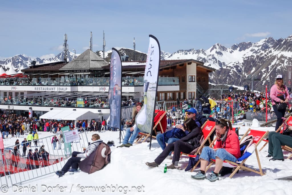 Idalp-Restaurant mit Special-Guest-Bereich Liegestühlen und Crowd vor dem Konzert in Ischgl 2026