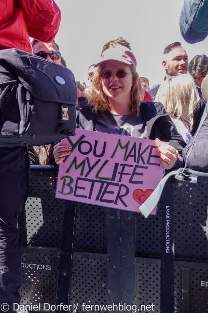 Fan mit selbstgemaltem Schild You Make My Life Better beim Christina Aguilera Konzert in Ischgl 2026