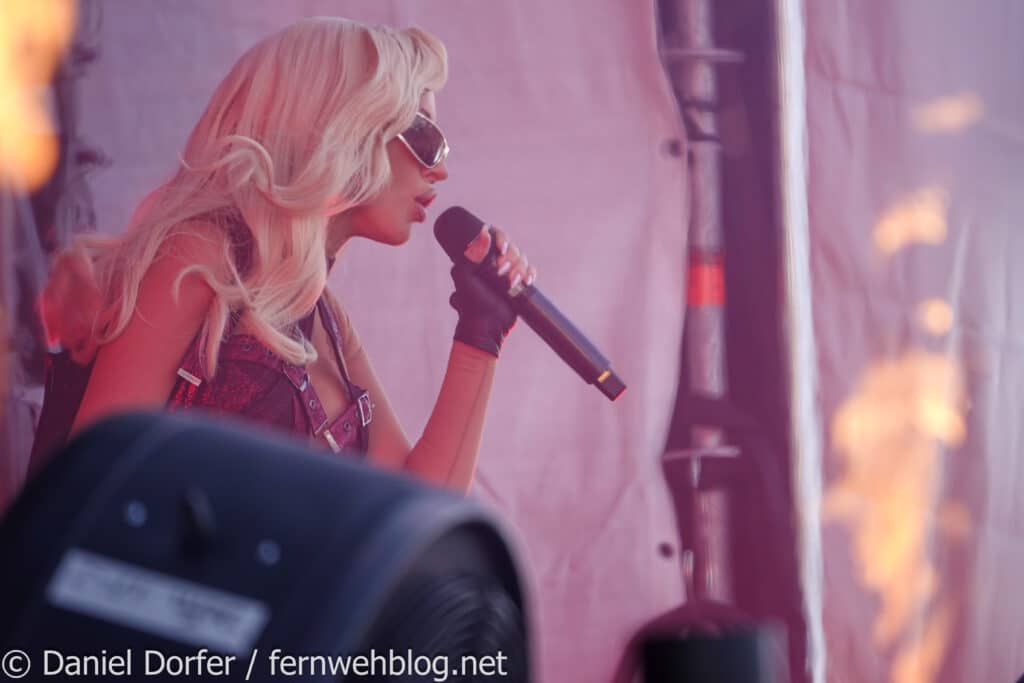 Christina Aguilera im Profil singend mit Pyrotechnik im Hintergrund auf der Idalp Ischgl 2026