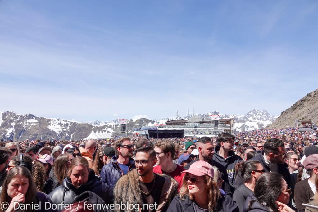 Publikum auf der Idalp mit Bergstation und Bergkulisse beim Top of the Mountain Closing Concert 2026