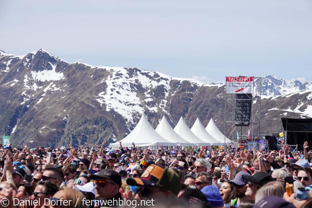 Jubelndes Publikum vor schneebedeckter Bergkulisse auf der Idalp beim Saisonfinale Ischgl 2026