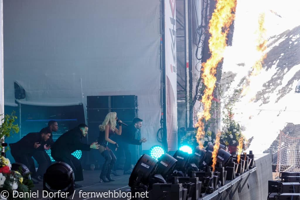 Bühne von der Seite mit Pyrotechnik-Flammen und Tänzern beim Konzert in Ischgl 2026
