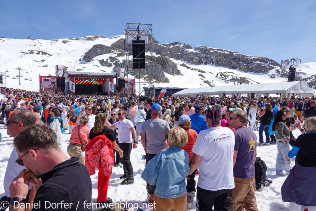 Apres-Ski-Crowd nach dem Konzert mit Bühne im Hintergrund auf der Idalp Ischgl 2026