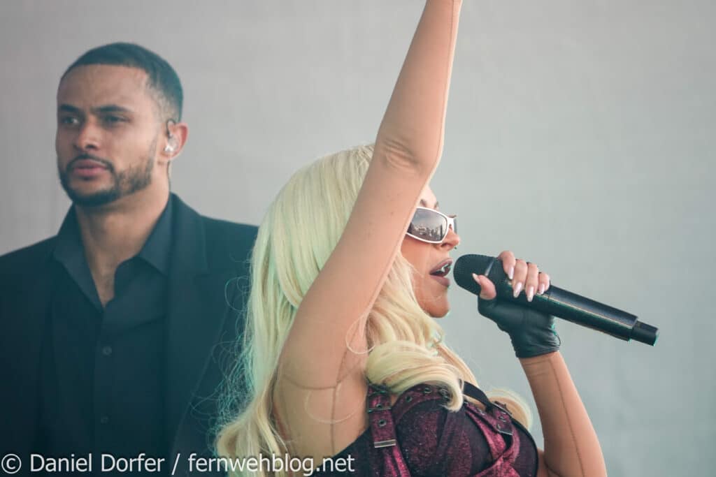 Christina Aguilera mit erhobenem Arm beim Belting auf der Bühne in Ischgl 2026