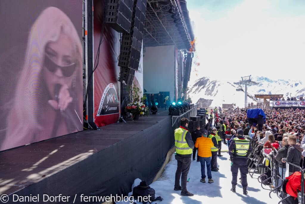 Bühnenseite mit großem LED-Screen und Bergkulisse beim Top of the Mountain Closing Concert 2026 in Ischgl