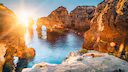 Die Algarve im Süden Portugals hat eine dramatisch-schöne Küste mit zahlreichen zerklüfteten Klippen. Im Bild: Ponta Da Piedade in Lagos
