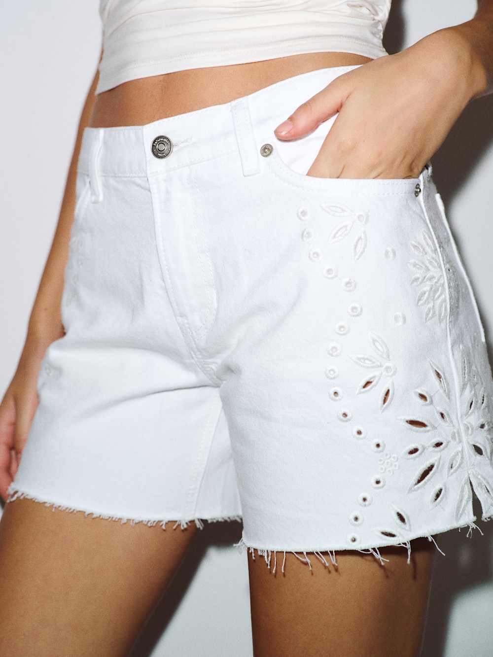 Sutton Low Rise 2.5&rdquo; Slouchy Jean Shorts