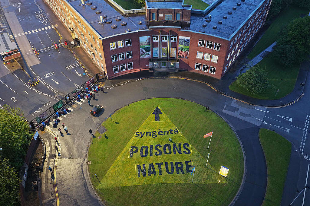 Activists Blockade the UK Headquarters of Pesticide Company Syngenta in the UK. © Greenpeace Activists Blockade the UK Headquarters of Pesticide Company Syngenta in the UK. © Greenpeace