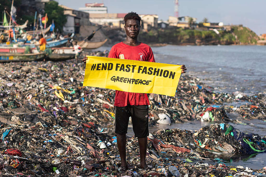 Fast Fashion and Waste Colonialism - Banner on Beach in Ghana. © Kevin McElvaney / Greenpeace