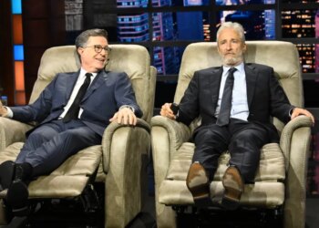 Jon Stewart Showers Stephen Colbert With Gifts on ‚The Late Show‘