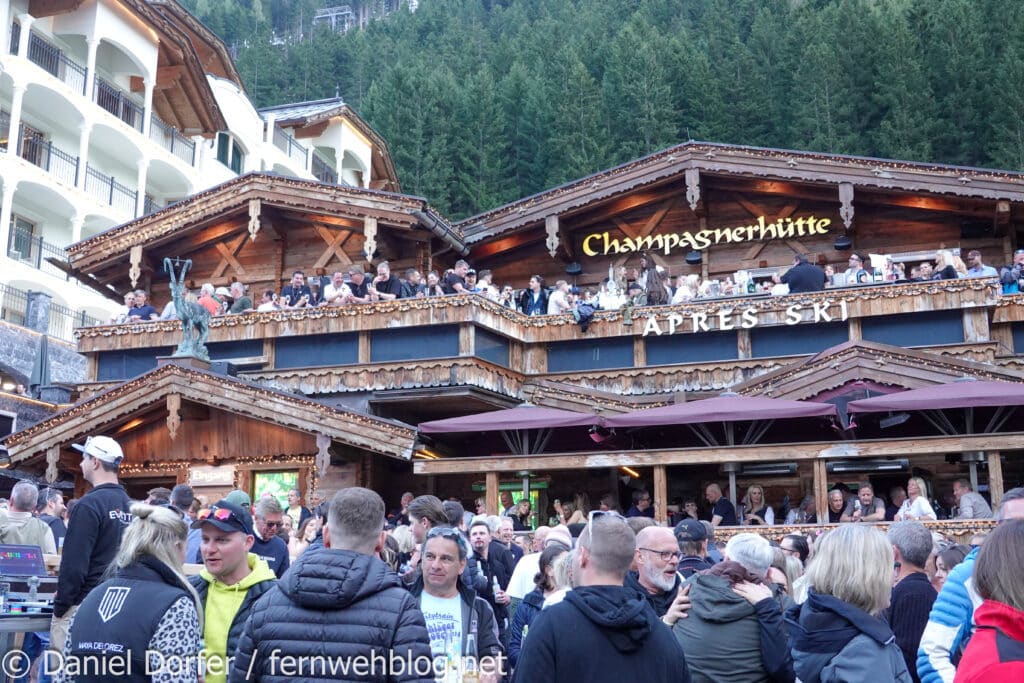 Mehrstöckiger Apres-Ski-Bereich mit Champagnerhütte und feiernder Crowd in Ischgl beim Saisonfinale