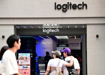 Logitech’s Rumored Folding Mouse Is Like a Little Flip Phone