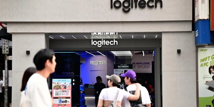 Logitech’s Rumored Folding Mouse Is Like a Little Flip Phone