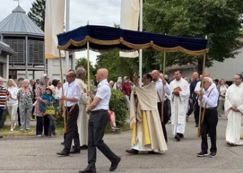 Brand in Kirche: Gottesdienst an Fronleichnam ins Freie verlegt