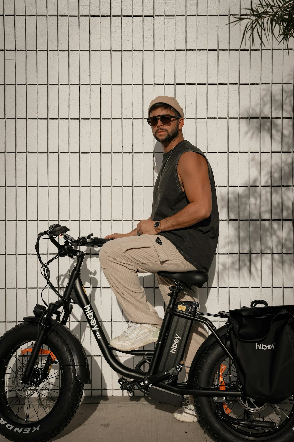 Cargohose Sommer Outfit Männer mit Sandalen und leichtem Top für warme Tage