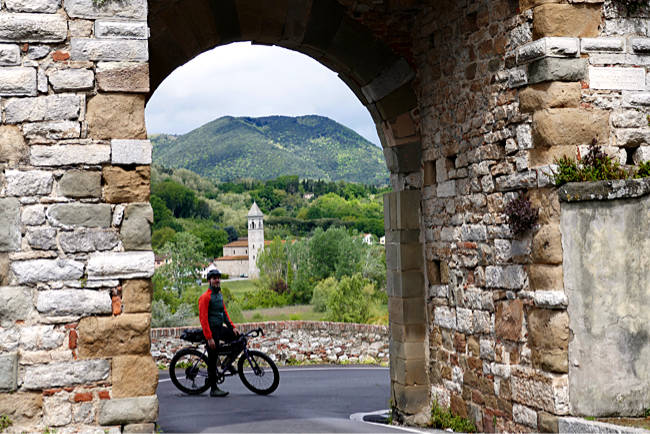 Am Stadttor der Nozzano-Burg, Puccini-Route, Lucca, Toskana