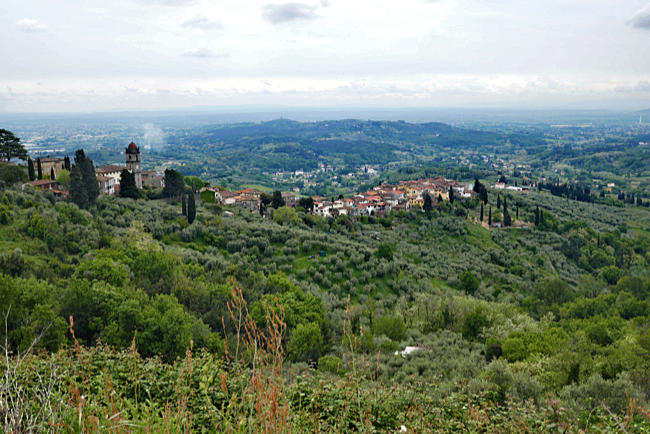 Das mittelalterliche Dorf San Gennaro, zusammengekuschelte Häuser auf einem Bergrücken. Lucca, Toskana