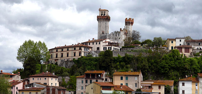 Mittelalterliche Burg Nozzano mit den markanten Türmen, Puccini-Route, Lucca, Toskana