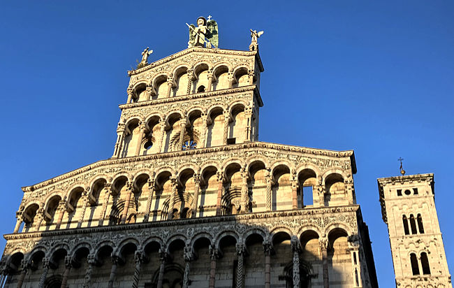 Fassade der Kirche San Michele in Foro mit übereinander gestapelten Zwerggalerien, Lucca, Toskana